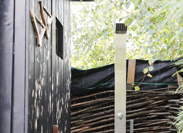 Ingang van Vakantiehuisje in Beilen met bankje in groene omgeving, Midden Drenthe, Drenthe.