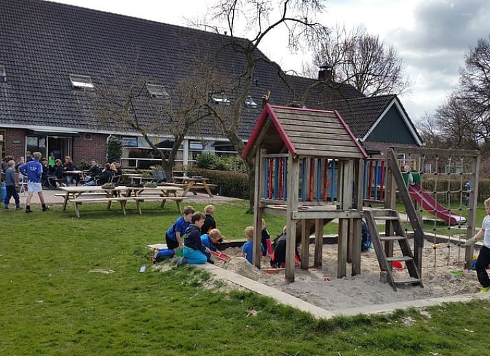 Gezellige slaapkamer met stapelbedden in Vakantiehuis in Grolloo, Midden Drenthe, ideaal voor groepen in Drenthe.