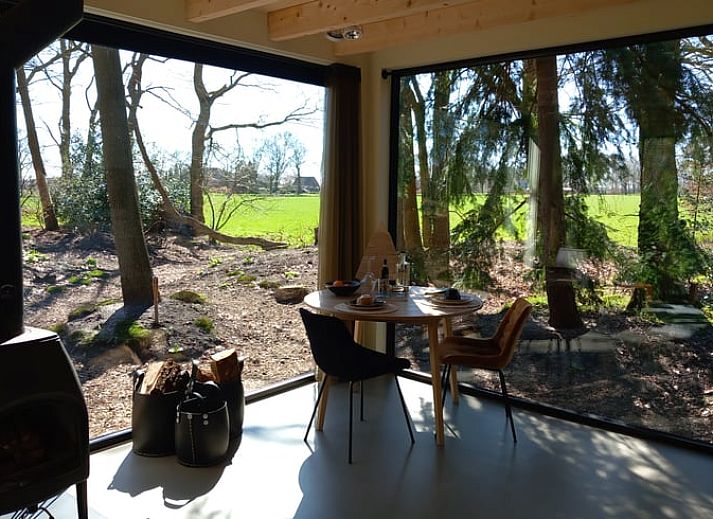 Ferienhaus in Drijber umgeben von bunten Blumen in Zentral-Drenthe fuer einen erholsamen Urlaub.