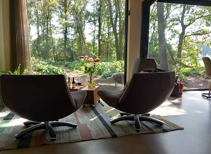 Innenbereich des Ferienhauses in Drijber mit Blick auf die Natur von Mittel-Drenthe, ideal zum Entspannen.