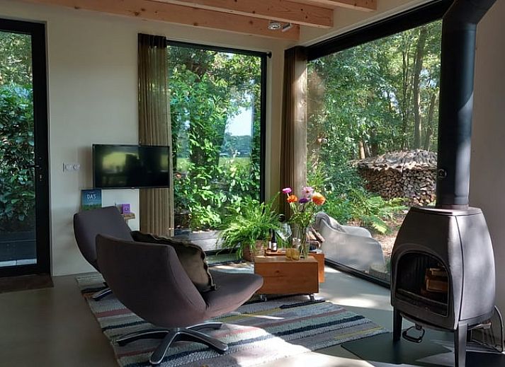 Innenbereich des Ferienhauses in Drijber mit Blick auf die Natur von Mittel-Drenthe, ideal zum Entspannen.