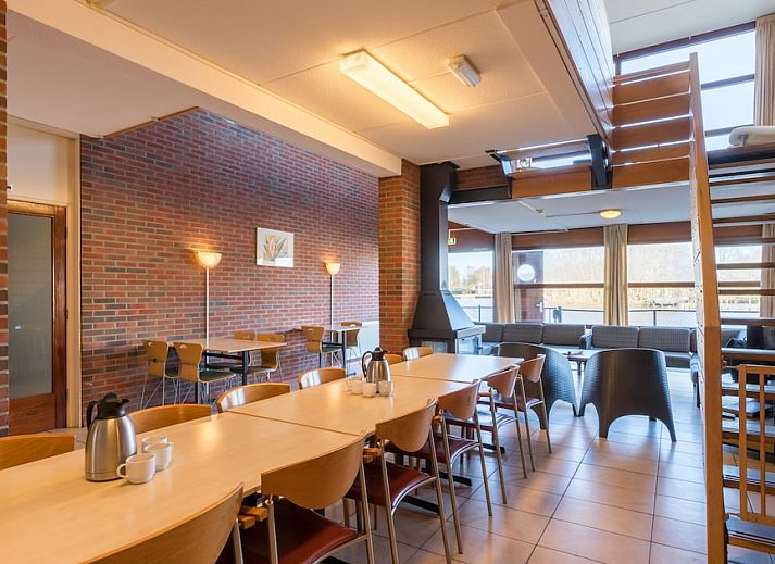 Meander 36 vacation home in Gasselternijveen, Drenthe with modern red brick facade and green surroundings.