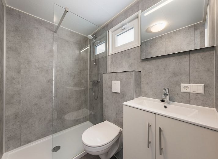 Geniessen Sie die ruhige Umgebung auf der Terrasse des Comfort 6 Chalets in Gasselternijveen, Drenthe, mit Blick auf den See und die Natur.