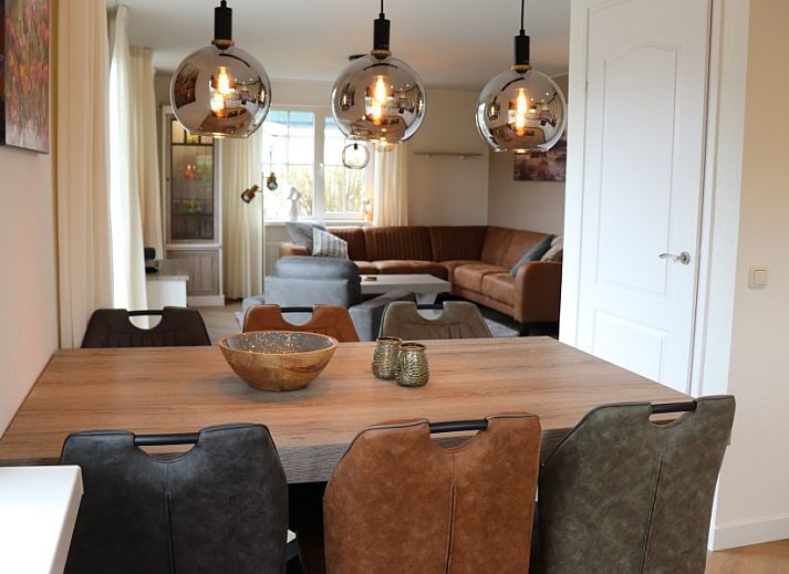 Gezellige woonkamer in Hunzedrome 82 vakantiehuis Gasselternijveen, Drenthe met comfortabele zithoek.