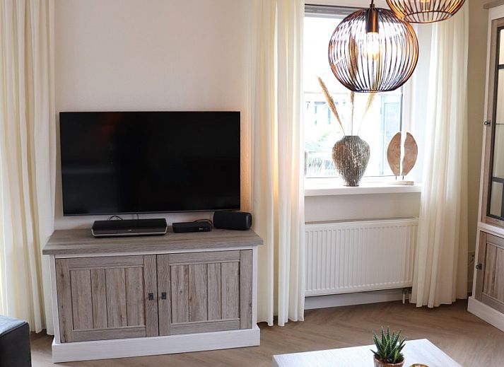 Gezellige woonkamer in Hunzedrome 82 vakantiehuis Gasselternijveen, Drenthe met comfortabele zithoek.