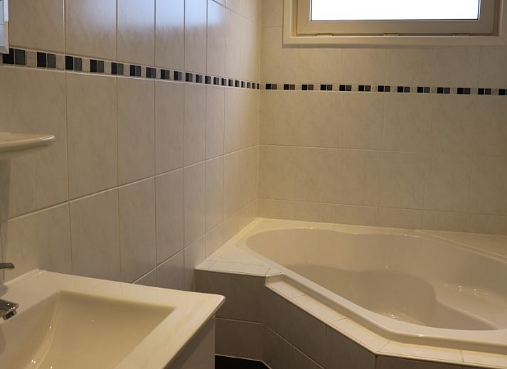 Gezellige woonkamer in Hunzedrome 82 vakantiehuis Gasselternijveen, Drenthe met comfortabele zithoek.