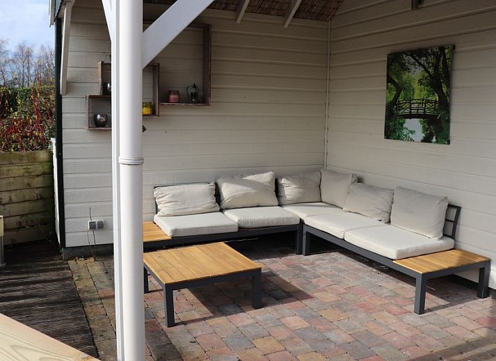 Stijlvolle keuken van Hunzedrome 82 vakantiehuis in Gasselternijveen, Drenthe met moderne apparatuur.