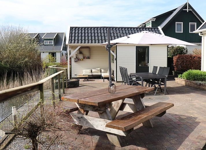 Stijlvolle keuken van Hunzedrome 82 vakantiehuis in Gasselternijveen, Drenthe met moderne apparatuur.