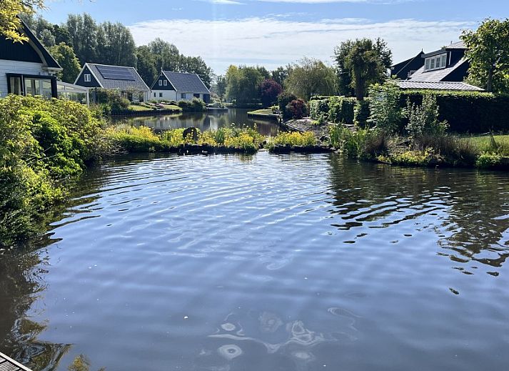 Stijlvolle keuken van Hunzedrome 82 vakantiehuis in Gasselternijveen, Drenthe met moderne apparatuur.