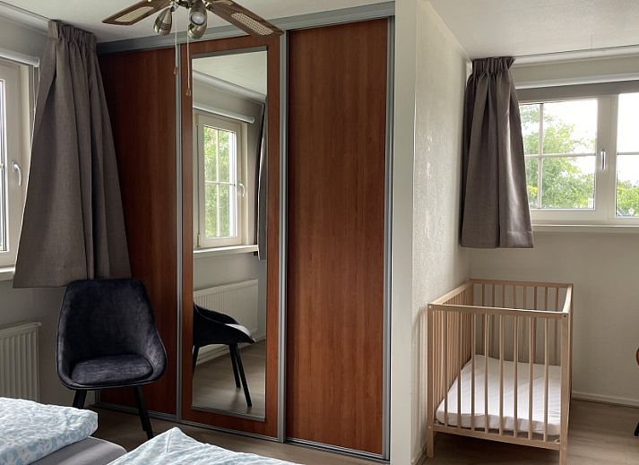 Functionele keukenruimte in Hunzedrome 82 vakantiehuis Gasselternijveen, Drenthe met eetgedeelte.