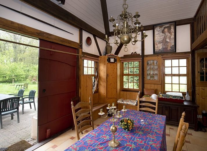 Charmant vakantiehuis Huisje in Rolde met rieten dak in de groene natuur van Midden Drenthe, Drenthe.