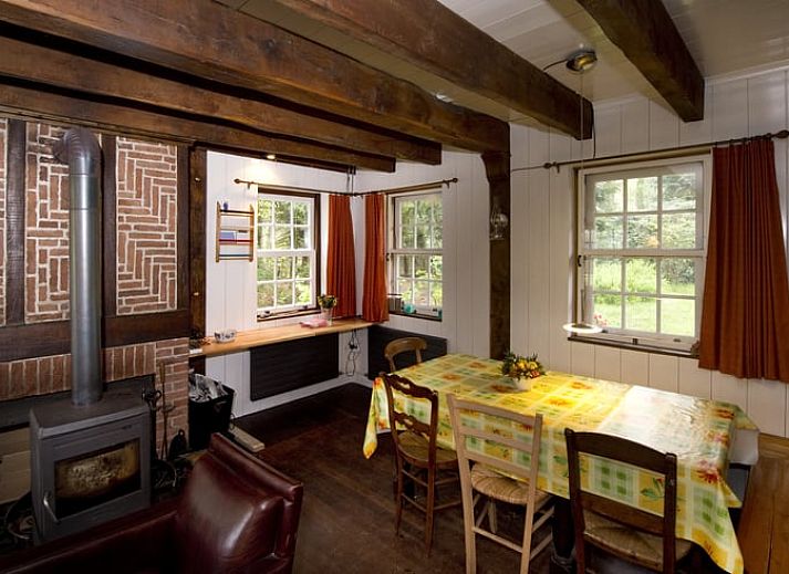 Charmant vakantiehuis Huisje in Rolde met rieten dak in de groene natuur van Midden Drenthe, Drenthe.