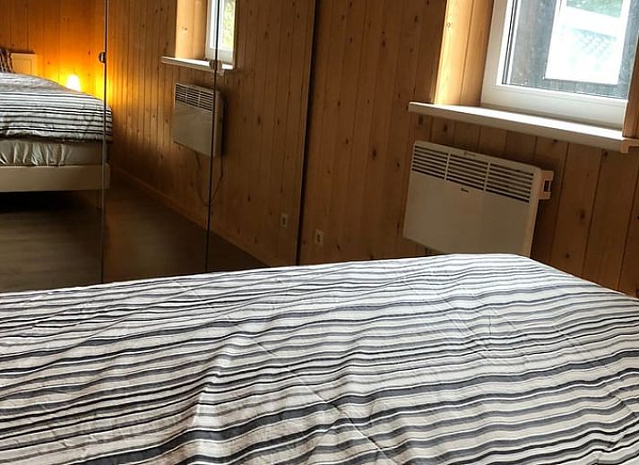 Vakantiehuis in Gasselte, Drenthe biedt een rustige parkeerplek naast het huisje, omgeven door groene natuur in Midden Drenthe.