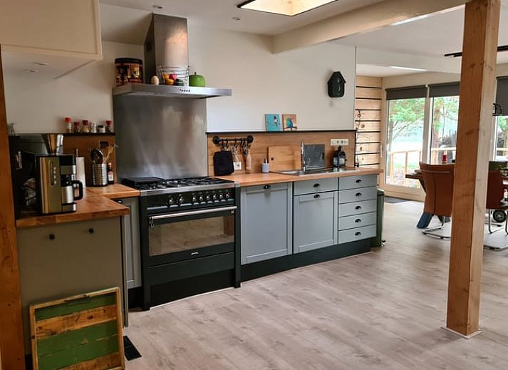Entrance to Holiday cottage in Gasselte, Central Drenthe, with natural surroundings and spacious outdoor space.