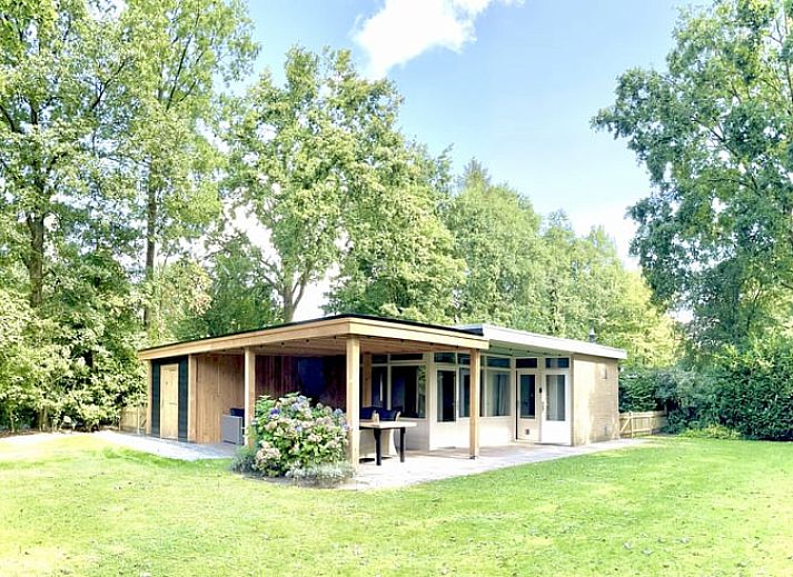 Geniet van de serene omgeving bij Huisje in Gasselte, een vakantiehuis in Midden Drenthe met een ruim terras en groene natuur.