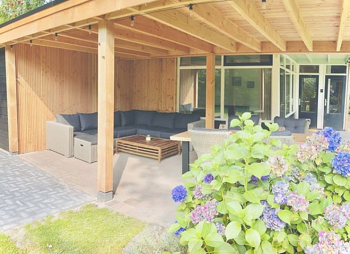 Geniet van de serene omgeving bij Huisje in Gasselte, een vakantiehuis in Midden Drenthe met een ruim terras en groene natuur.