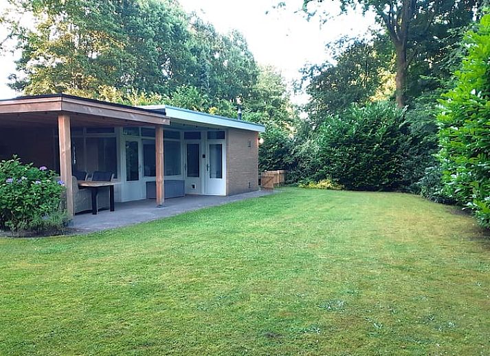 Geniet van de serene omgeving bij Huisje in Gasselte, een vakantiehuis in Midden Drenthe met een ruim terras en groene natuur.
