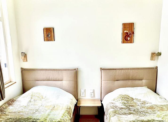 Gezellige veranda van Huisje in Gasselte, vakantiehuis in Midden Drenthe, met comfortabele zithoek en houten afwerking voor ontspanning.