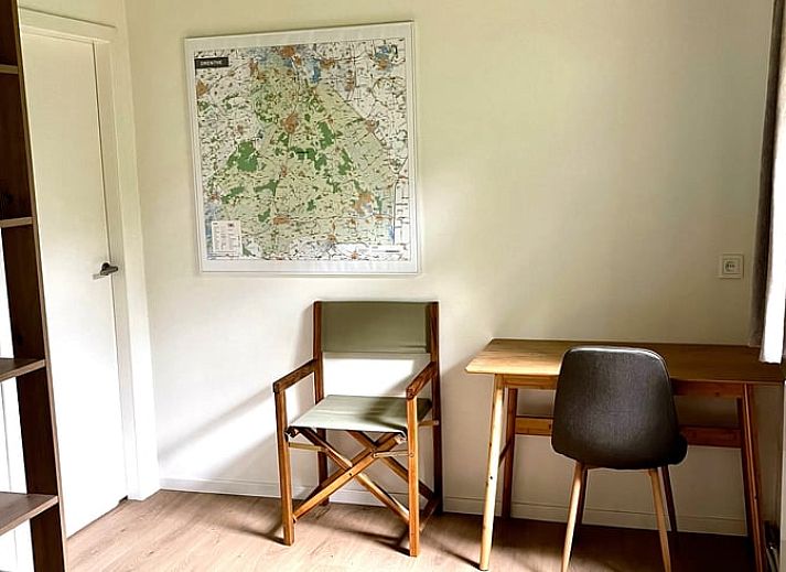 Gezellige veranda van Huisje in Gasselte, vakantiehuis in Midden Drenthe, met comfortabele zithoek en houten afwerking voor ontspanning.