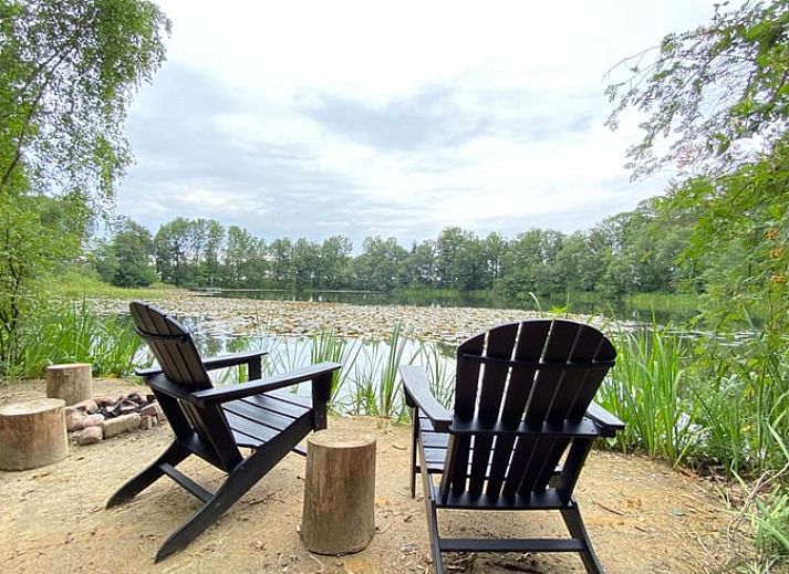 Ontspan bij het Vakantiehuisje in Papenvoort, Midden Drenthe, met een rustiek terras en uitzicht op de omliggende natuur.