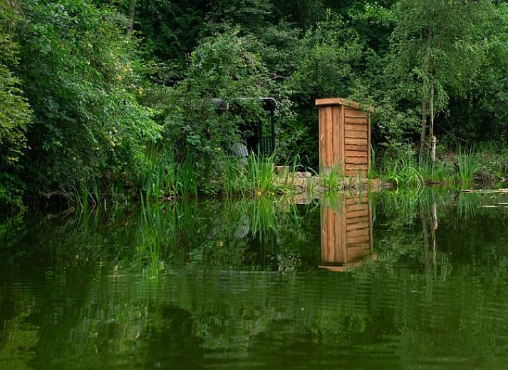 Ontspan bij het Vakantiehuisje in Papenvoort, Midden Drenthe, met een rustiek terras en uitzicht op de omliggende natuur.