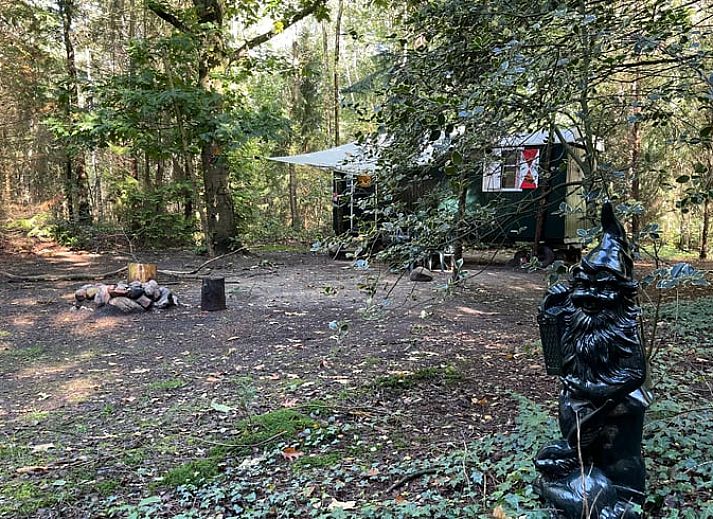 Cozy indoor area of Huisje in Papenvoort, a vacation home in Central Drenthe, with cozy dining area and views of nature.