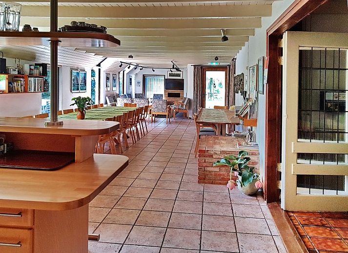 't Anderhoes in Anderen, Drenthe: charmante vakantieboerderij met rieten dak en groene tuin.