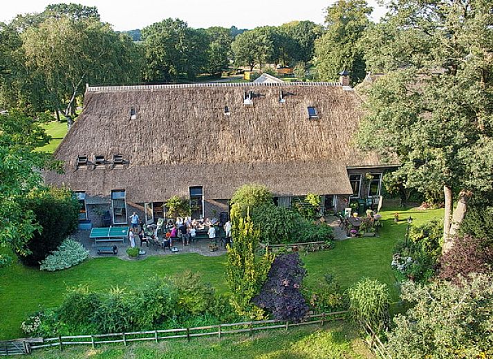 Authentieke entree van 't Anderhoes, vakantiehuis in Anderen, Drenthe met landelijke uitstraling.