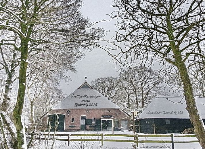 Ruime eetkamer in 't Anderhoes, Anderen, Drenthe, ideaal voor groepsverblijven en familie-etentjes.