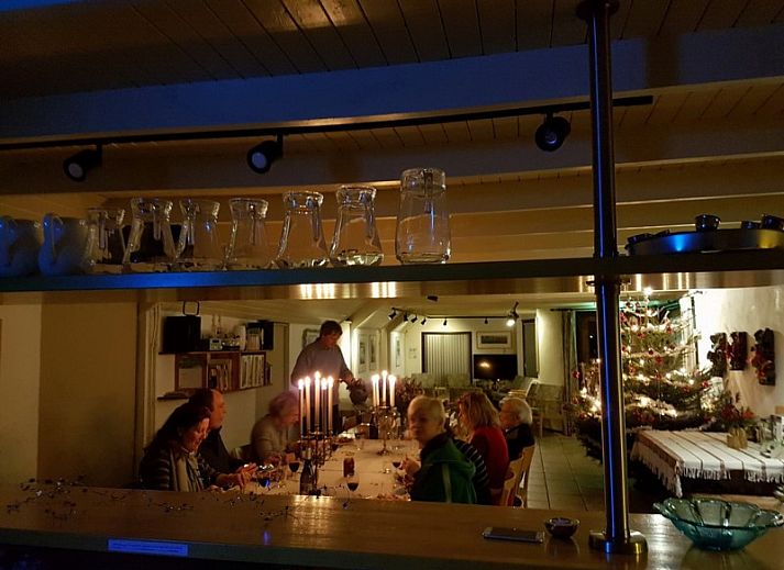 Ruime eetkamer in 't Anderhoes, Anderen, Drenthe, ideaal voor groepsverblijven en familie-etentjes.