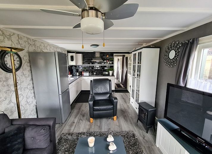 Chalet Buitenlust in Wijster, Drenthe with charming terrace and green surroundings.