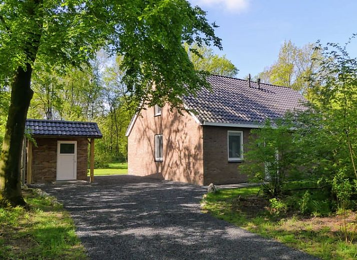 Vakantiehuis in Westerbork, gelegen in de groene natuur van Midden Drenthe, Drenthe, met een uitnodigende veranda.