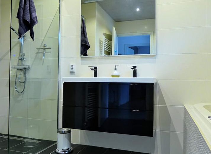 Terras van Vakantiehuis in Westerbork, ideaal voor ontspanning in de serene natuur van Midden Drenthe, Drenthe.