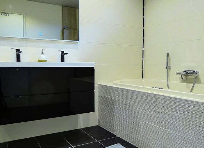 Bloemrijke tuin bij Vakantiehuis in Westerbork, gelegen in het schilderachtige Midden Drenthe, Drenthe.