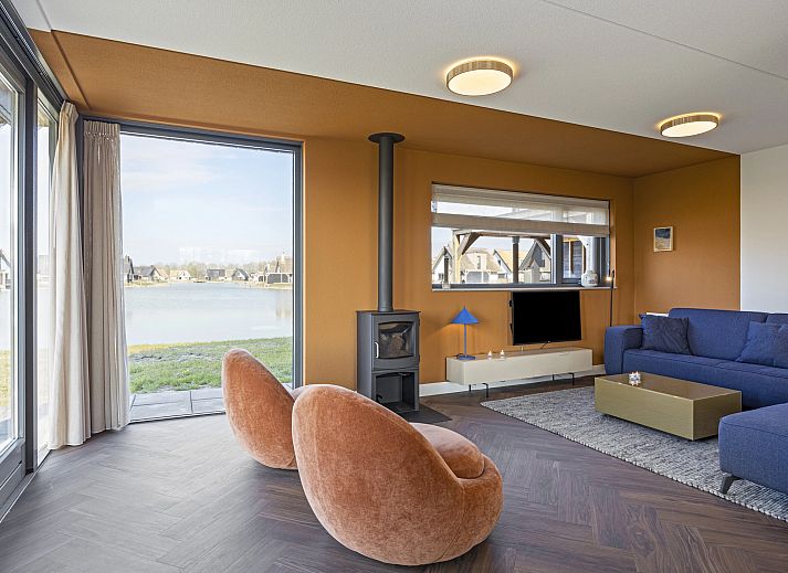 Stijlvolle bank en decor in vakantiehuis 8-persoons woning 8ELV, Drenthe.