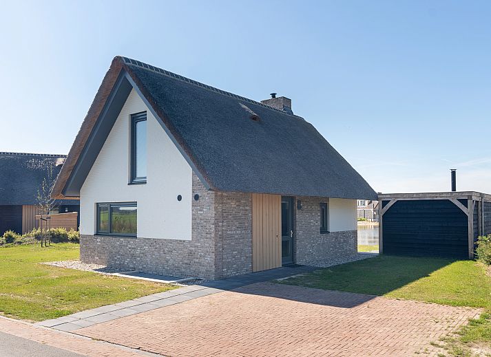 Stijlvolle bank en decor in vakantiehuis 8-persoons woning 8ELV, Drenthe.