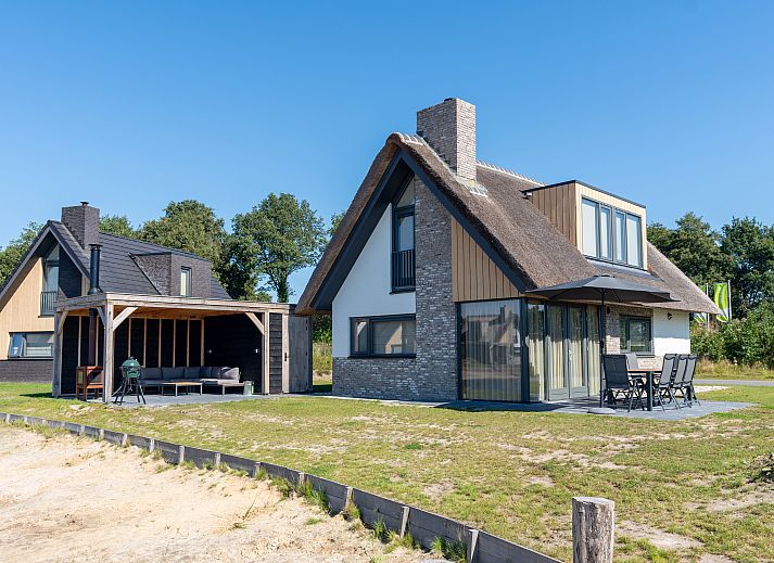 Stijlvolle bank en decor in vakantiehuis 8-persoons woning 8ELV, Drenthe.