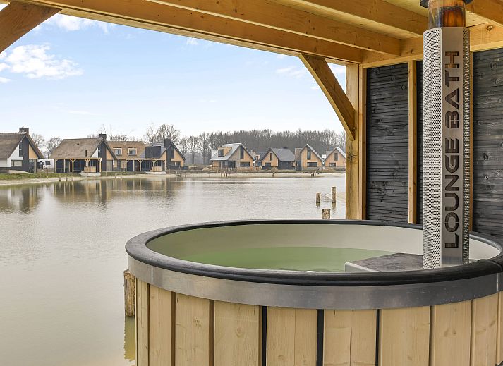 Geniet van de luxe hottub bij 6-persoons woning 6ELW in Westerbork, Midden Drenthe.