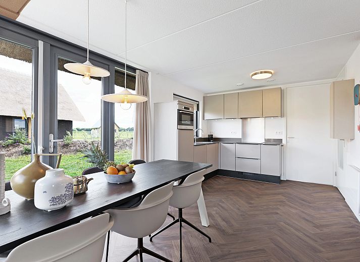 Uitzicht op de 6-persoons bungalow 6ELW aan het water in Westerbork, Drenthe.