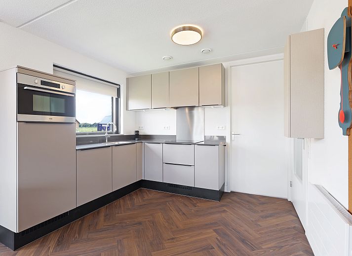 Uitzicht op de 6-persoons bungalow 6ELW aan het water in Westerbork, Drenthe.