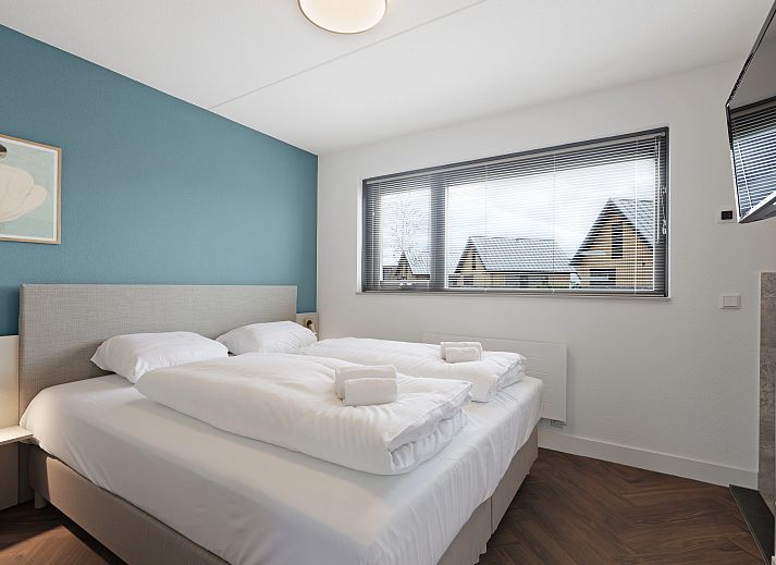 Uitzicht op de 6-persoons bungalow 6ELW aan het water in Westerbork, Drenthe.