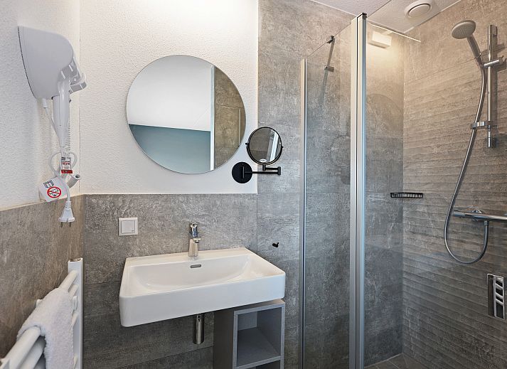 Moderne woonkamer in 6-persoons woning 6ELW, vakantiehuis in Westerbork, Drenthe.