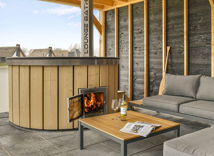 Gezellige zithoek met open haard in 6-persoons woning 6ELW, Westerbork, Drenthe.