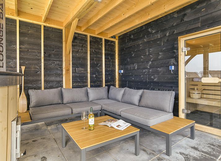 Gezellige zithoek met open haard in 6-persoons woning 6ELW, Westerbork, Drenthe.