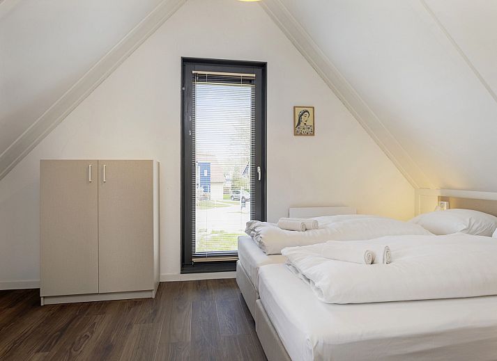 8-person house 8C in Westerbork, Drenthe with lake views and a spacious garden.