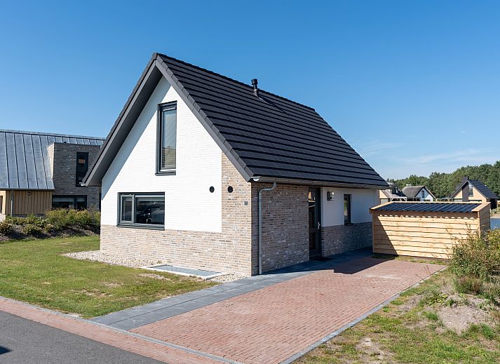 Cozy sitting area with wine glasses in 8-person house 8C, Westerbork.