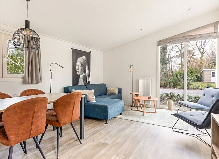 Das Butterblumen-Chalet 4 in Hooghalen, Zentral-Drenthe, bietet ein ruhiges Ferienhauserlebnis mit einer sonnigen Veranda und einer gruenen Umgebung.