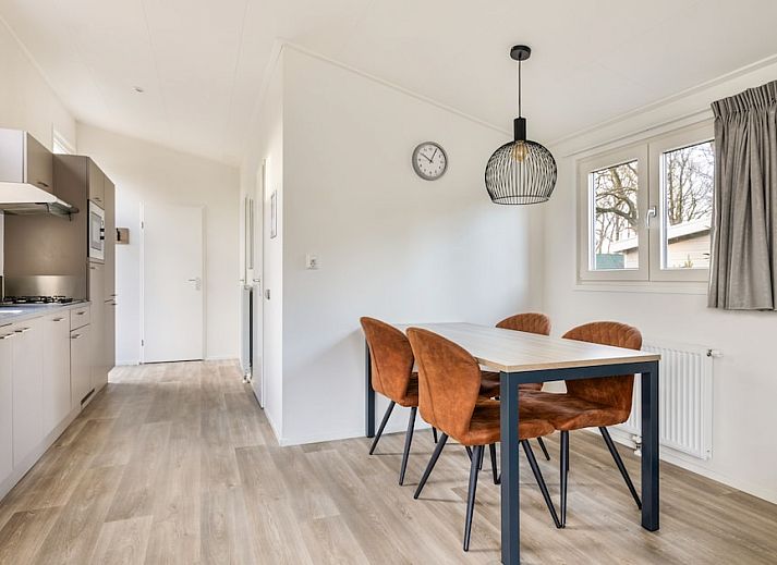 Stilvolles Wohnzimmer von Buttercup Chalet 4 in Hooghalen, Zentral-Drenthe. Geniessen Sie den Komfort und die Aussicht auf die Natur von diesem Ferienhaus aus.