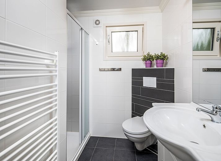 Gemuetliches Wohnzimmer im Buttercup Chalet 4, Ferienhaus in Hooghalen, Zentral-Drenthe, mit moderner Einrichtung und Blick auf die Natur.