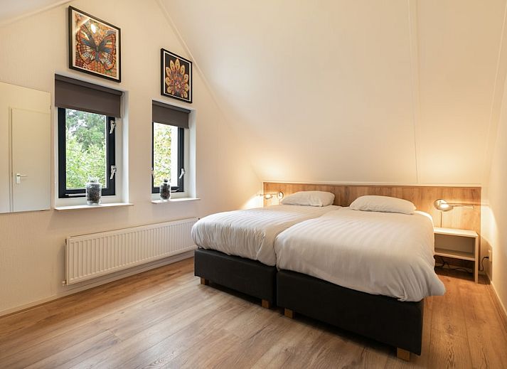 Helles Wohnzimmer des Esdorp Bungalow Deluxe 4 in Hooghalen, Drenthe mit bequemer Sitzecke und moderner Einrichtung.